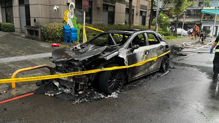 許姓女負責人愛車燒得只剩骨架。翻攝畫面