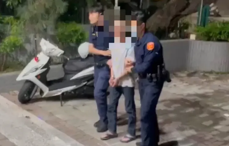 顏男縱火後留在現場，警方當場逮捕。翻攝畫面