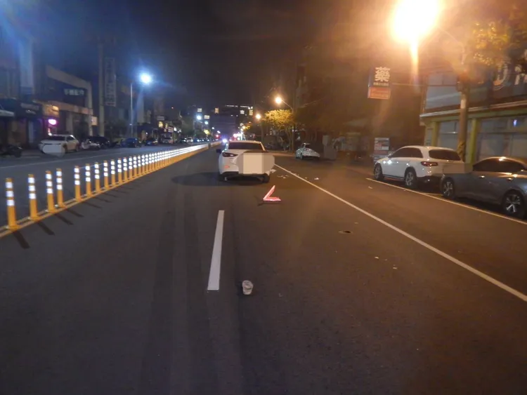 事故現場馬路分向線為雙黃線，且設有分隔桿。民眾提供