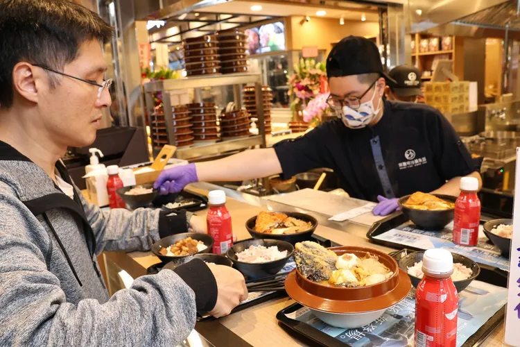 「林聰明沙鍋魚頭」南港店取餐盛況。莊宗達攝