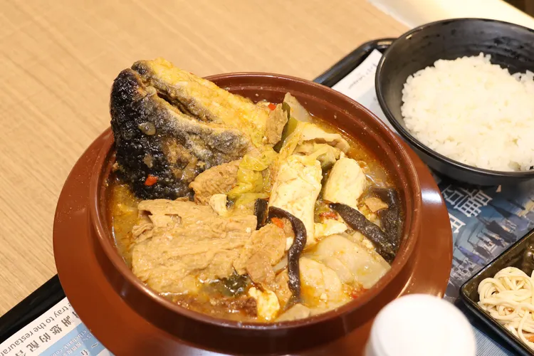 最多人點的沙鍋菜+魚肉組合，一次可吃到豆腐、三層肉及大白菜等配料。莊宗達攝