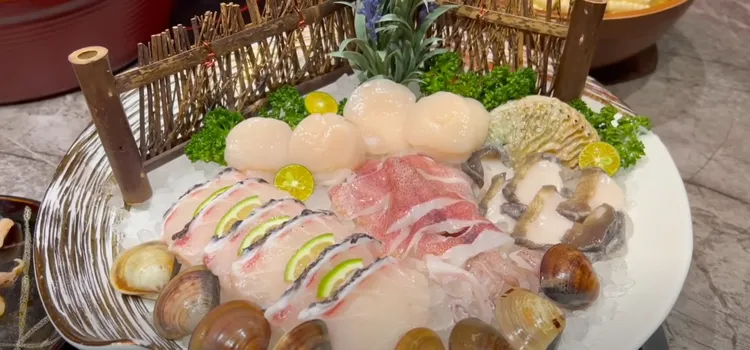 Toyz火鍋店4人套餐中的海鮮部分。翻攝賤葆YT