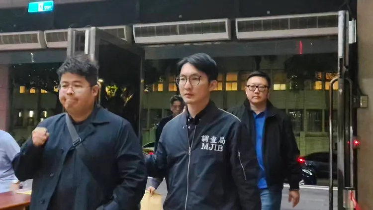 羅智強辦公室主任陳冠安(前方握拳)、吳沛憶罷團成員滿志剛(右後方)被市調處移送北檢複訊。張欽攝