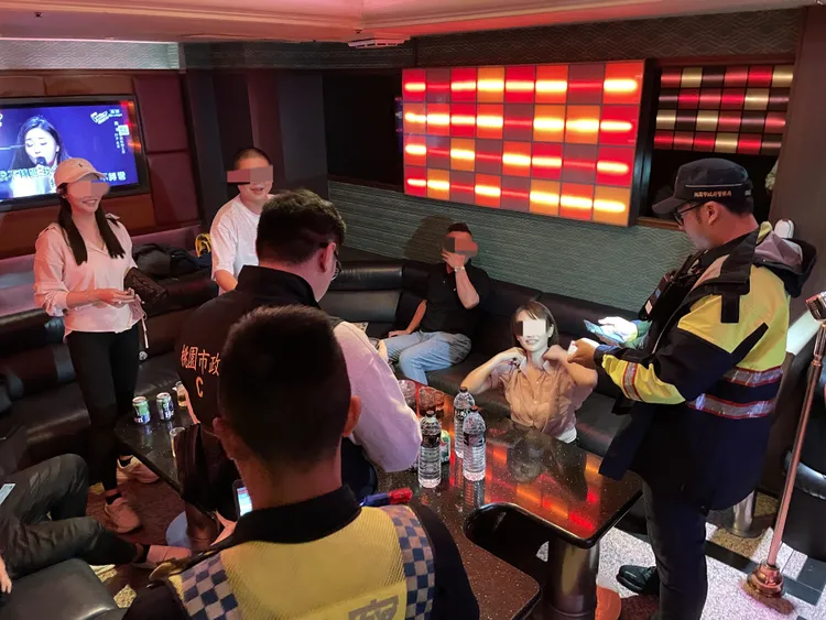 雷霆除暴期間臨檢特種營業場所。翻攝畫面