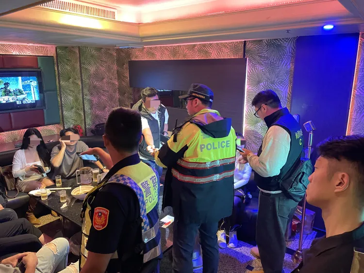 雷霆除暴期間臨檢特種營業場所。翻攝畫面