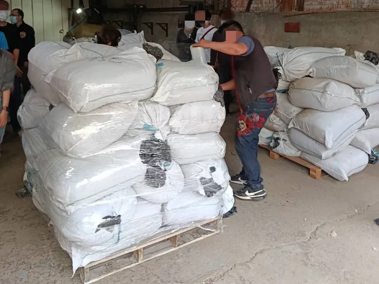 專案小組查扣5噸重的私菸半成品。翻攝畫面