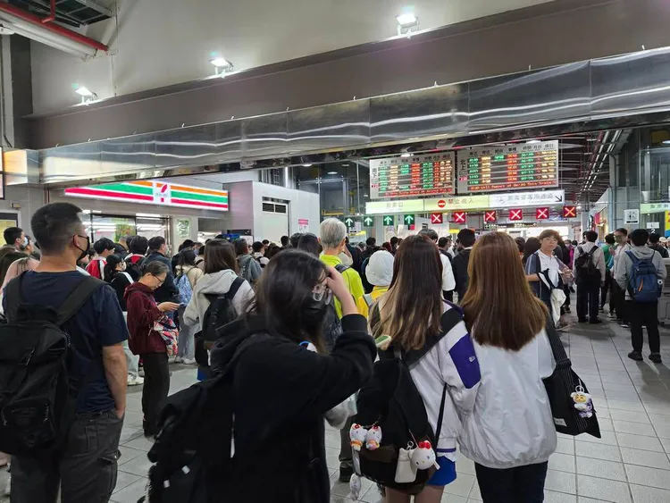 台鐵區間車行經桃園-內壢段時發生人身事故，列車車次大亂，許多搭車民眾受到影響。翻攝畫面
