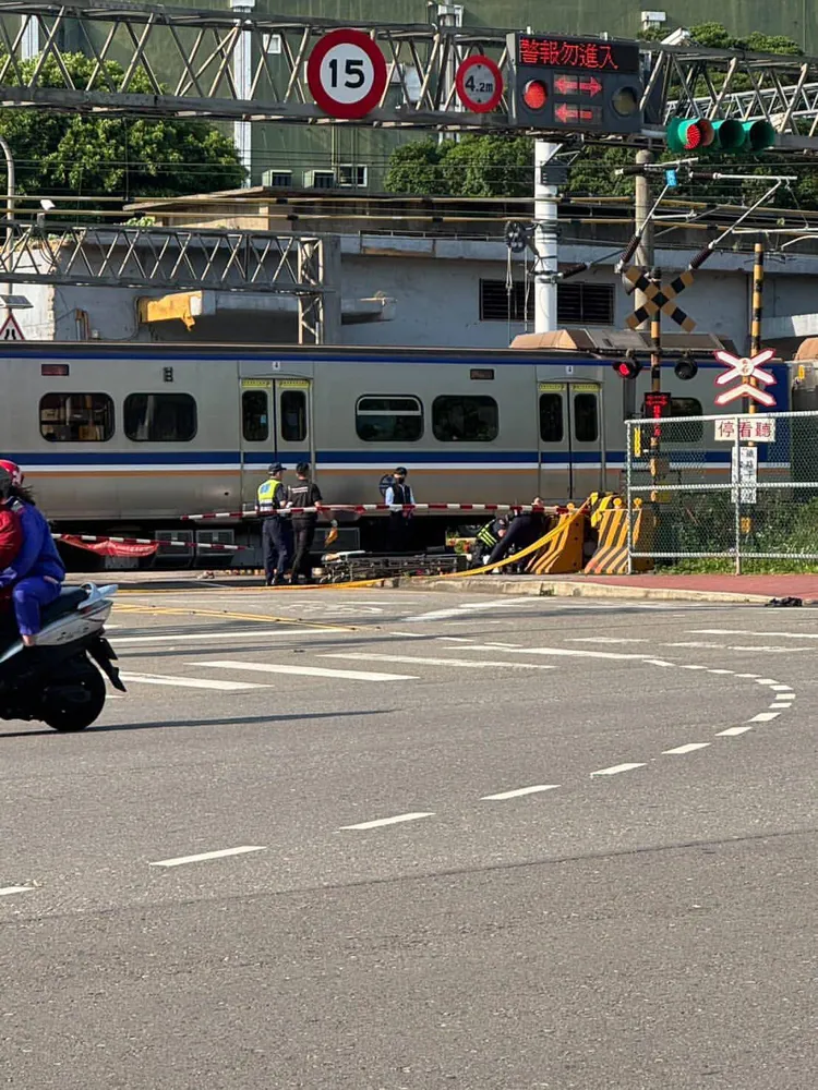 台鐵區間車行經桃園-內壢段時發生人身事故，造成1名8旬嬤身亡。翻攝畫面