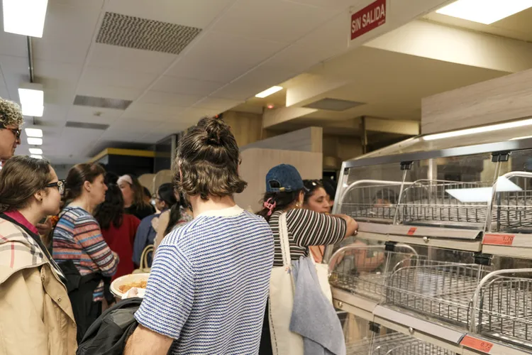 西班牙發生大停電，配備緊急發電機的連鎖超市龍頭梅爾卡多納超市，店裡店外都人山人海，圖中的麵包貨架已被搶購一空。中央社