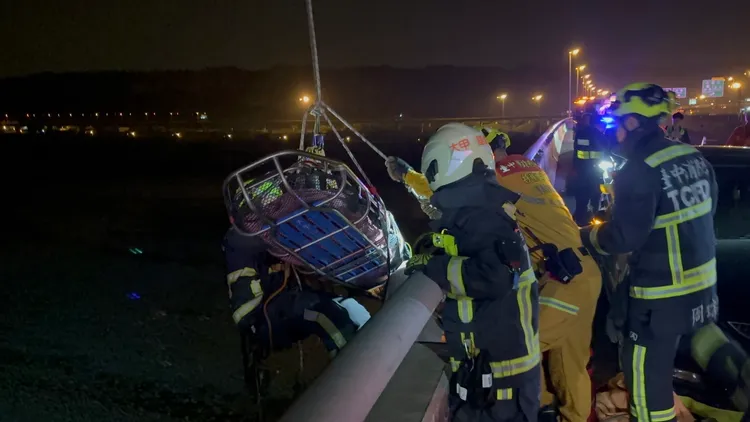 消防人員垂降至河床救人，但墜落的女子已明顯死亡。民眾提供