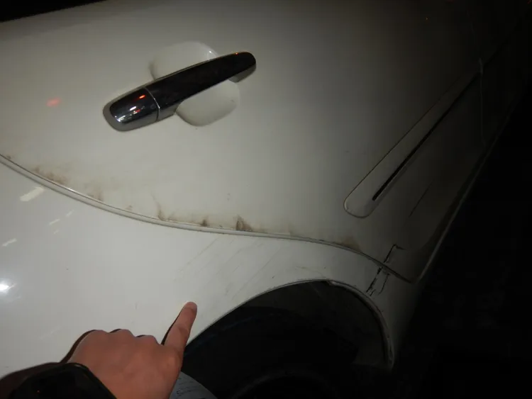 傅男車身也有擦撞痕跡。翻攝畫面