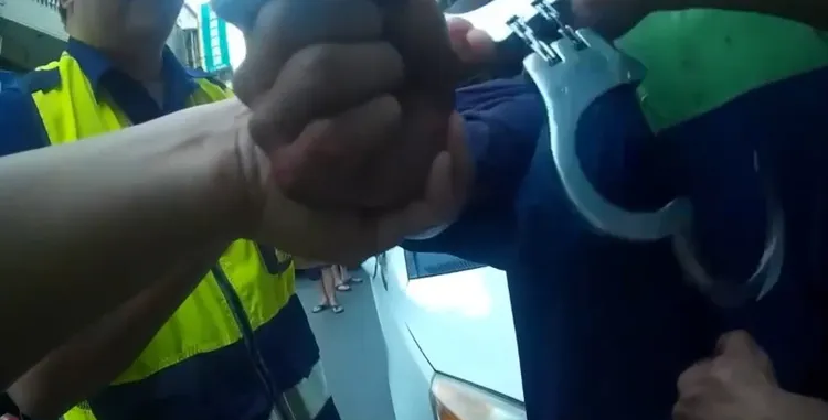 警方獲報後，第一時間派員趕往現場，並將李男上銬施以保護管束。翻攝照片