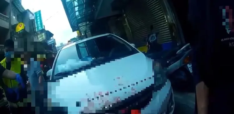 王男遭石塊砸傷頭部，導致路邊轎車的引擎蓋上都布滿血跡。翻攝照片