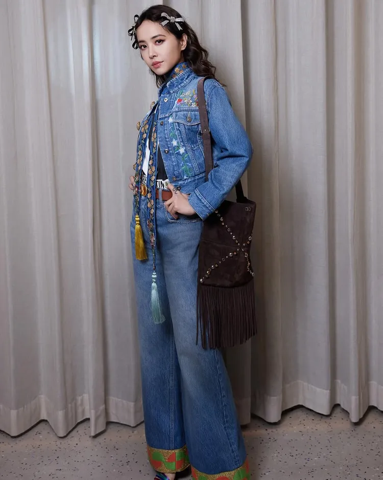 蔡依林以Valentino Garavani Nellcôte包款帶來鮮明時髦態度。品牌提供