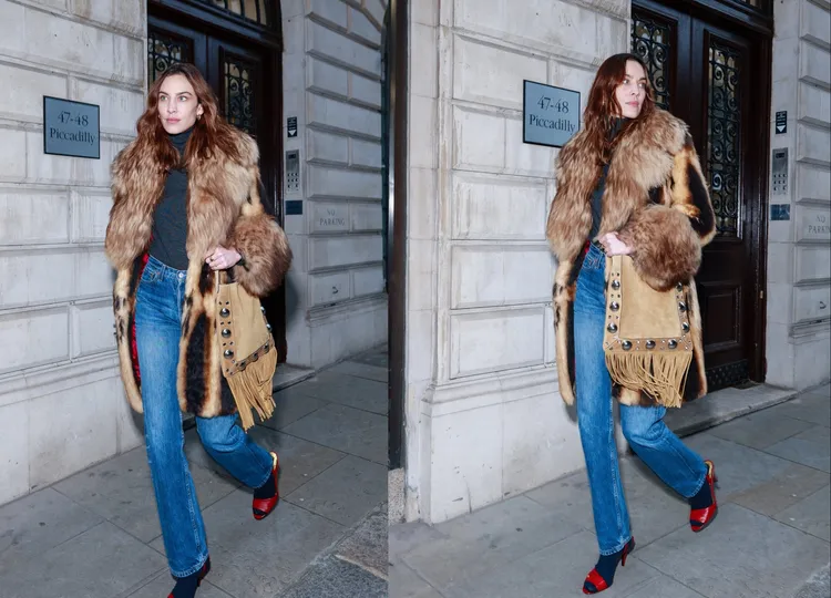 亞歷姍鍾以毛皮大衣搭配Valentino Garavani Nellcôte流蘇包款。品牌提供