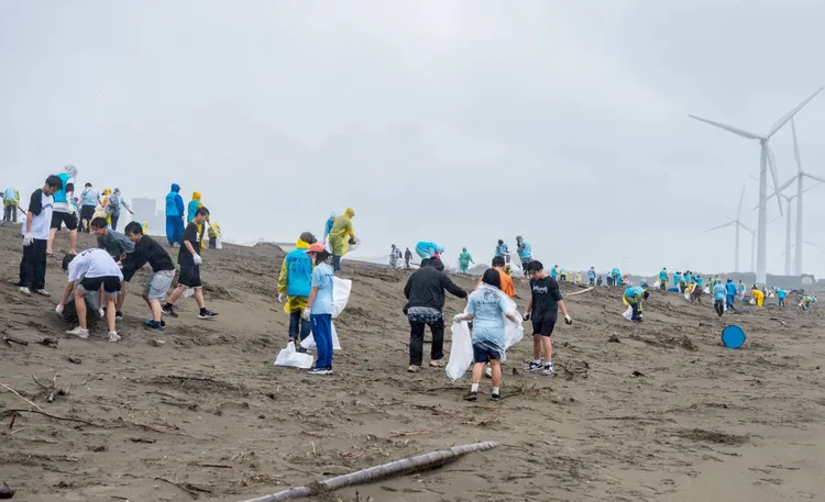 草漯沙丘千人淨灘。桃園市府提供