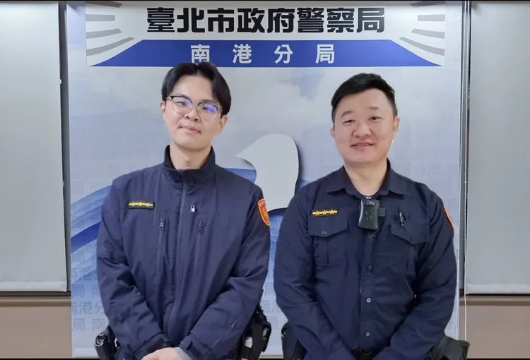 南港所警員林彣庠（左）、陳欣邦（右）協助失智老翁順利返家。翻攝畫面
