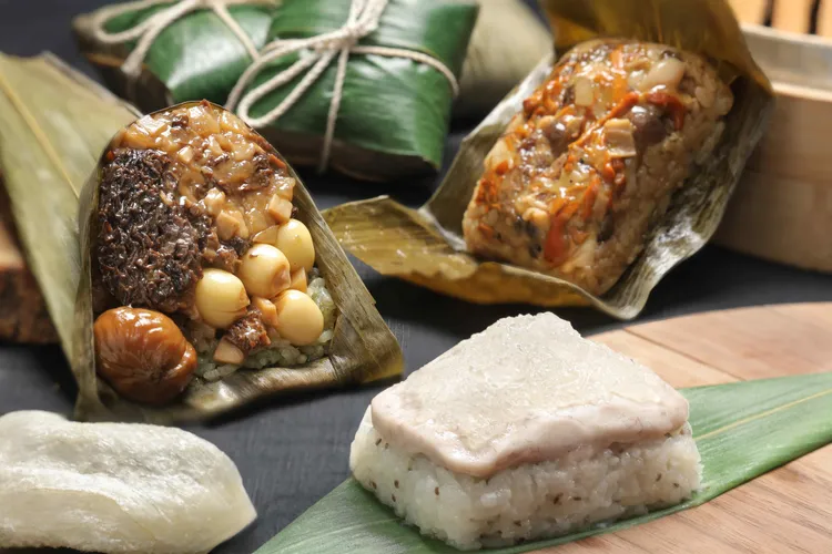 晶華軒的松茸燕窩粽禮盒內含山珍野菇粽、艾葉蓮子八寶粽、燕窩芋香粽三種鹹甜風味粽，鹹粽以松茸、羊肚菌、牛肝菌為主要食材，甜粽搭佐綿密的大甲芋頭泥以及晶瑩剔透的清爽燕窩，嚐來細緻而高雅。禮盒附贈晶華端午節限定版時尚精美保冷提袋，送禮自用兩相宜，每套2580元。台北晶華提供