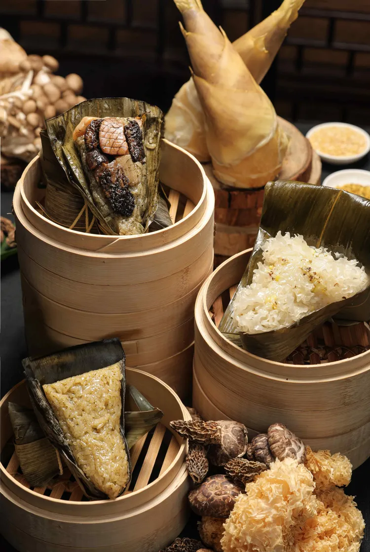 晶華主廚團隊特別推出「蕈菇臻饌粽禮盒」，匯集香椿蕈菇、羊肚菌海苔及桂香木耳蓮蓉等三種口味，在傳統的美粽中加入中西合併的創意巧思，禮盒內含每種口味各兩顆，共六顆一組，售價1680元。台北晶華提供