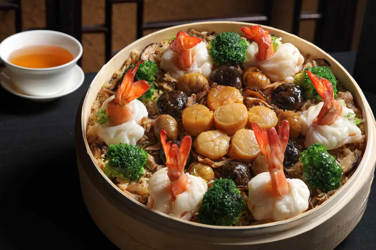 主廚嚴選鮮甜彈牙的澳洲帝皇蝦以匠心廚藝打造出份量十足的「海派帝皇蝦干貝米糕禮盒」，佐以干貝增添濃郁海味，油飯搭配栗子、香菇丁，層次豐富，口感細膩。以特製蒸籠盛裝，更添應景氛圍感，每組售價4580元。台北晶華提供