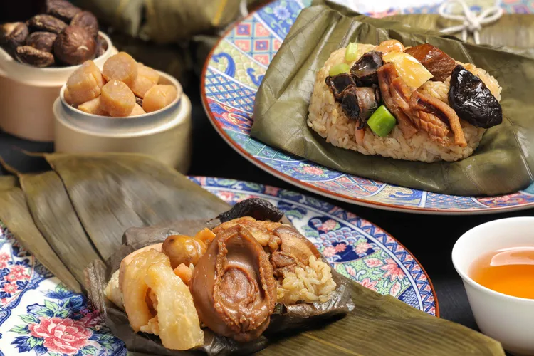 北投泉源閣主廚以台灣最具代表性的兩大台菜為靈感，「台式鮑魚燒肉粽」源自經典台式佛跳牆，另一款「魷魚螺肉蒜粽」則是發想自令人難忘的酒家菜。「台式辦桌粽禮盒」內含台式鮑魚燒肉粽、魷魚螺肉蒜粽各兩顆，售價1680元。台北晶華提供