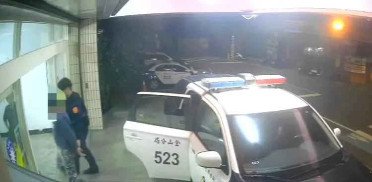 醉酒的張男因情緒失控，最終遭警方逮捕帶回。翻攝照片