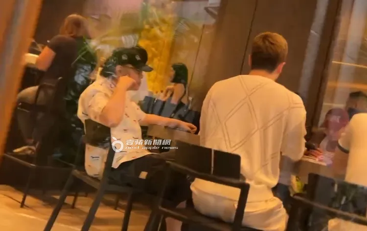 蔡康永在創作版畫《一切都會值得》展覽會場跟小鮮肉聚會慶生。特勤中心攝