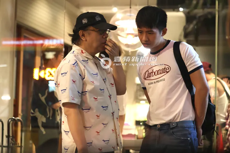 蔡康永走出咖啡廳與一名小鮮肉在耳邊私語。特勤中心攝