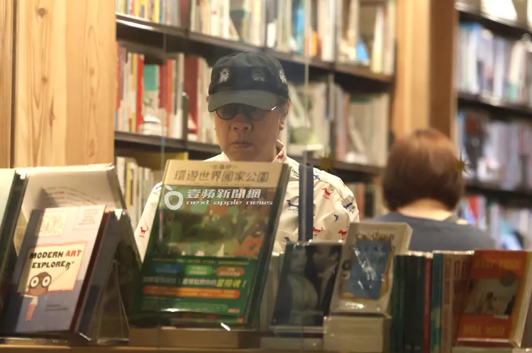 蔡康永在書店逛了40分鐘，沉浸在知識的海洋。特勤中心攝
