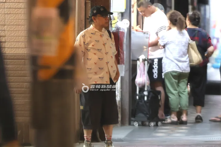 蔡康永逛完書店走到大馬路口準備攔計程車。特勤中心攝