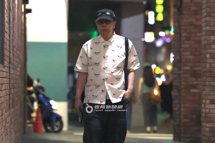 蔡康永徒步走進迪化街商圈逛街。特勤中心攝