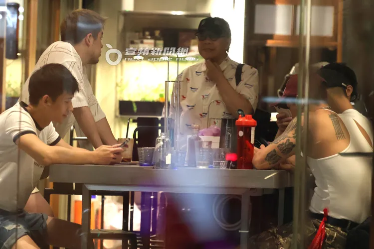 展覽時段結束，蔡康永背起背包。特勤中心攝