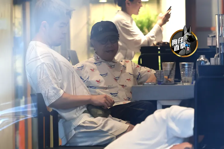 蔡康永看著一旁小鮮肉朋友蹲下調整座椅。特勤中心攝