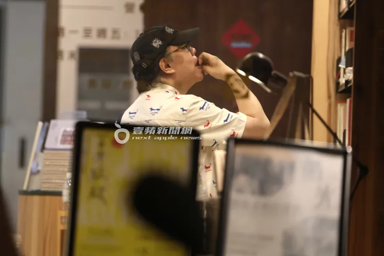 蔡康永找書時手放嘴唇上。特勤中心攝