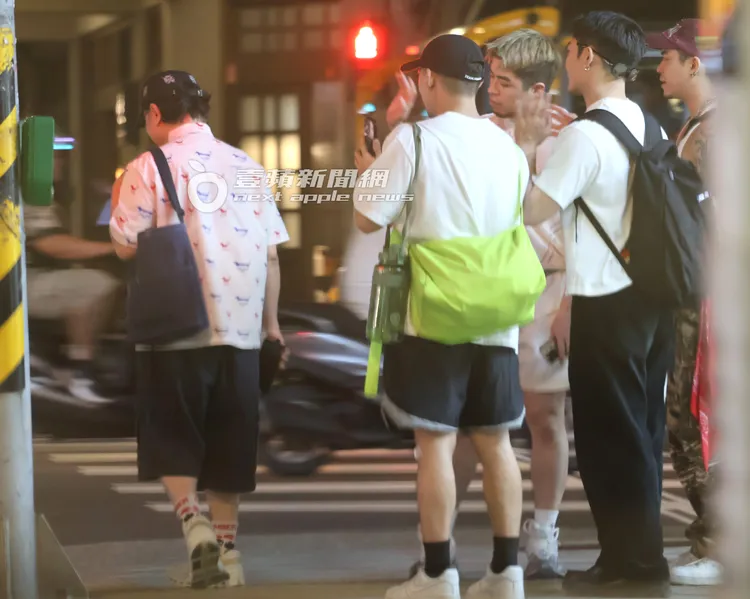 肌肉猛男友人們與蔡康永在路口揮手道別。特勤中心攝
