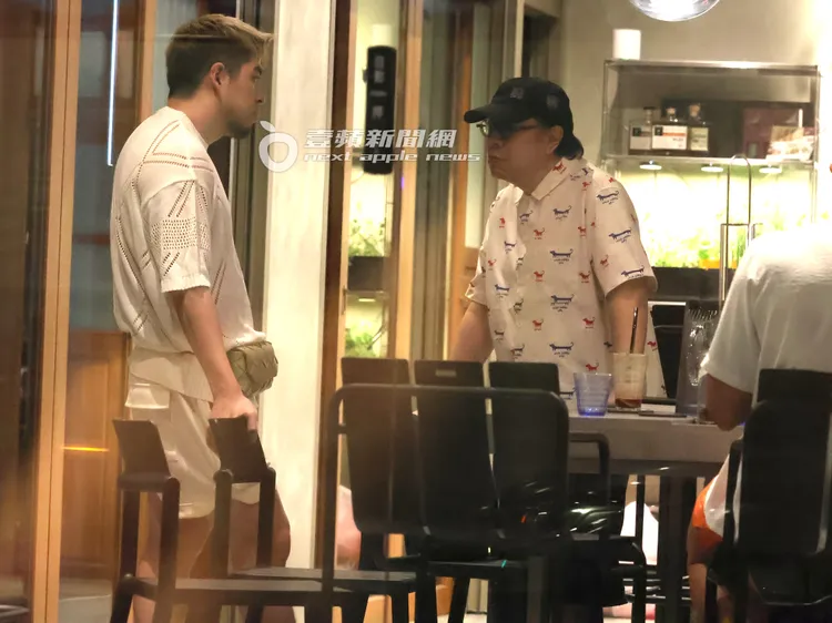 蔡康永在展覽時段，與好友在咖啡廳談天。特勤中心攝