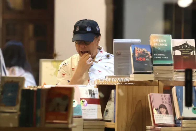 蔡康永摸嘴唇時看似若有所思。特勤中心攝