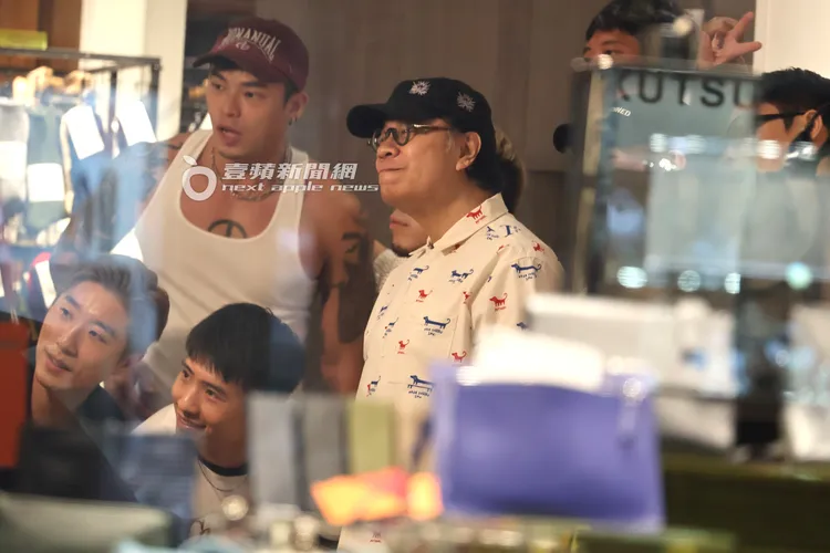 蔡康永展覽時段近尾聲時與一群肌肉友人們拍大合照。特勤中心攝