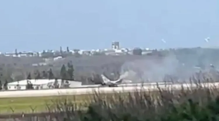 空軍IDF型戰機16日降落澎湖馬公機場跑道時，因輪煞系統故障停於跑道。民眾提供，中央社