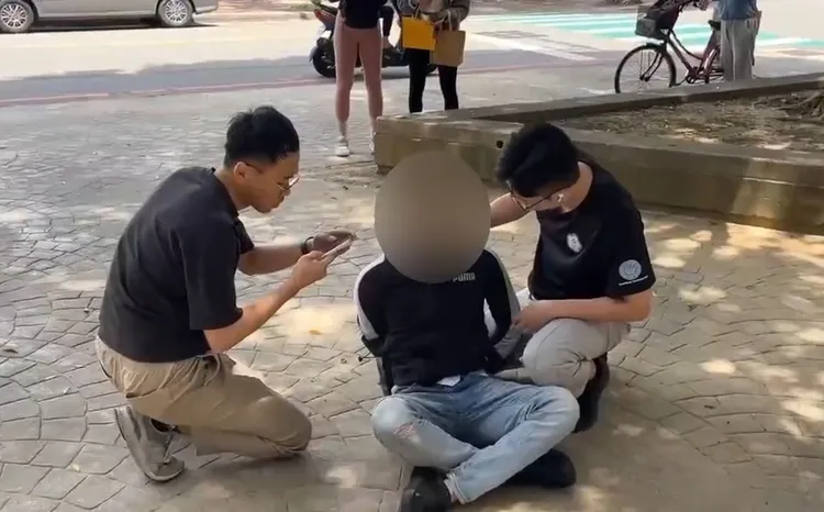 埋伏警員制伏車手。桃園警分局提供