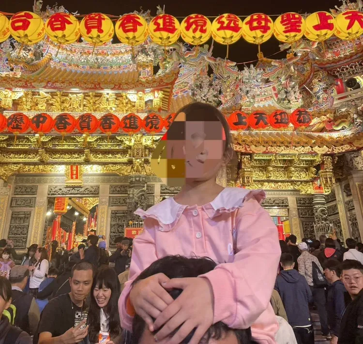 一名女童今天凌晨差點走失，所幸在警方協助下尋回。民眾提供