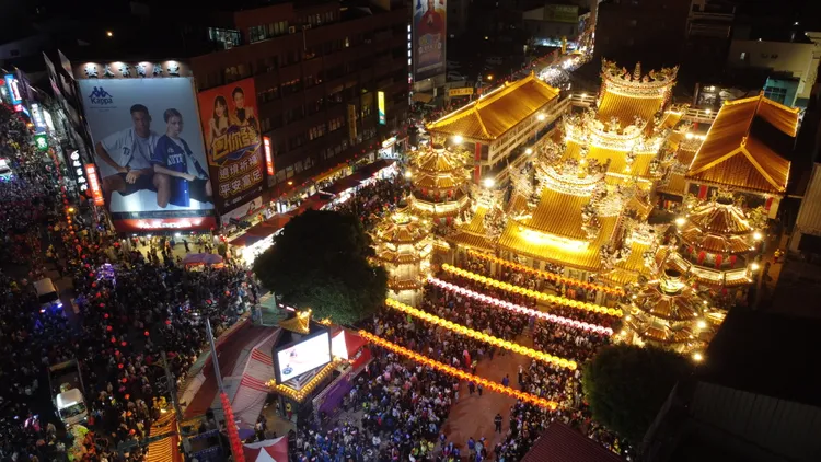 大甲媽遶境昨晚啟程，廟方統計4日一整天湧入60萬人次信眾，廟埕裡外擠得水洩不通。民眾提供