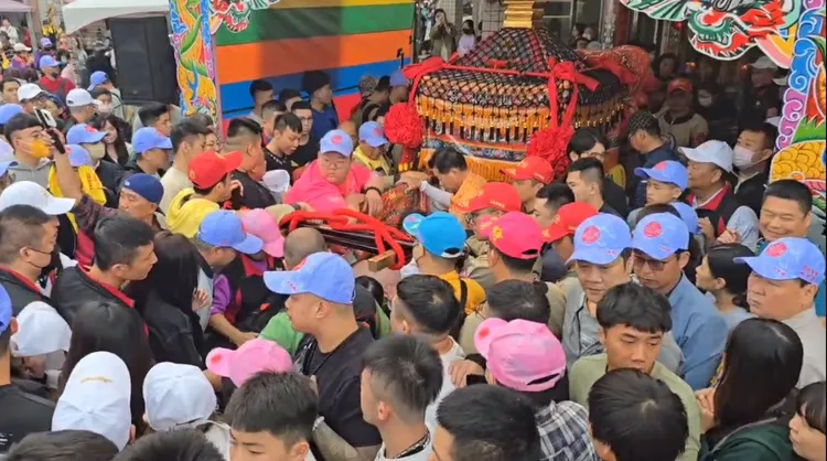 大甲媽神轎一早由清水、沙鹿、大肚區一路往南。民眾提供