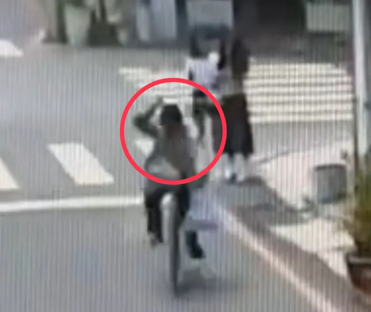 女高中生痛到不行，男子高舉右手騎車離開。翻攝照片