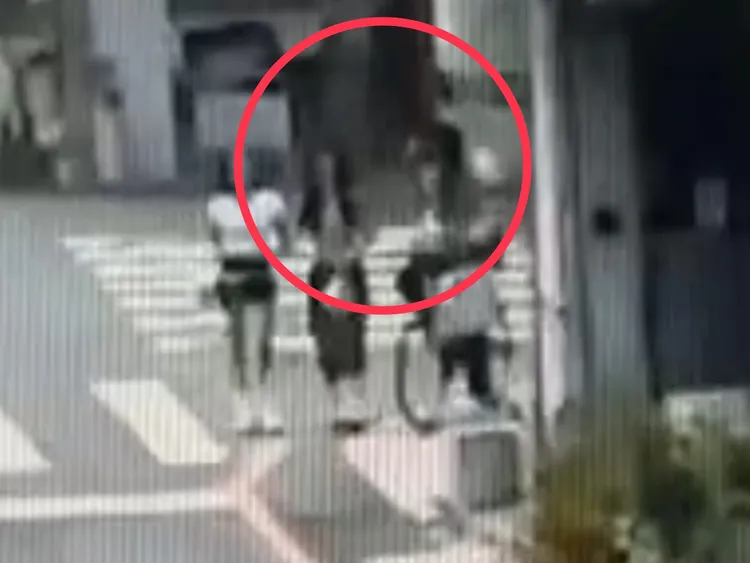 男子揮掌攻擊女高中生背部。翻攝照片