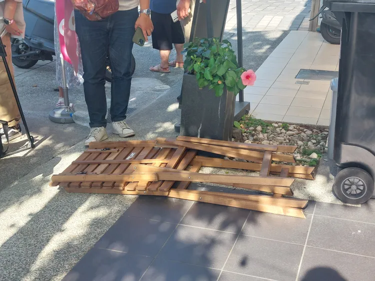 邵女18日踢店家椅子，被告毀損。翻攝畫面