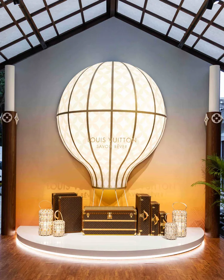 Monogram花朵發光熱氣球與經典硬箱裝置。品牌提供