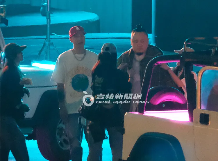 夜幕降臨，小春與大淵調整服裝，現場架起了燈光。特勤中心攝