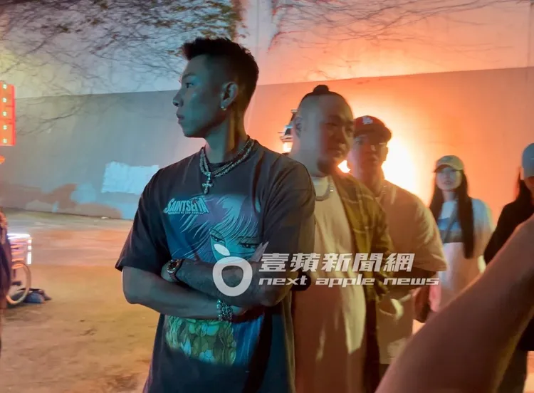 頑童3人不斷看監控回放，確認表演的範圍以及情緒到位與否。特勤中心攝