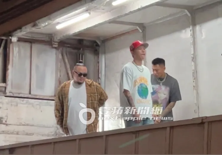 午夜時分，頑童3人跳上舞台卡車拍攝。特勤中心攝